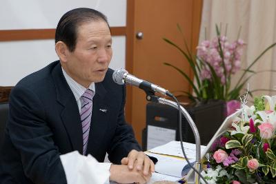 앞에 앉아 말하고 계신 시장님