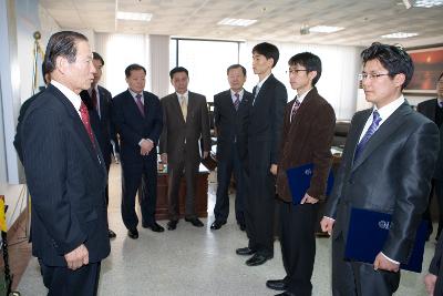 사령장을 교부하고 마주서 있는 문동신시장님과 임원들