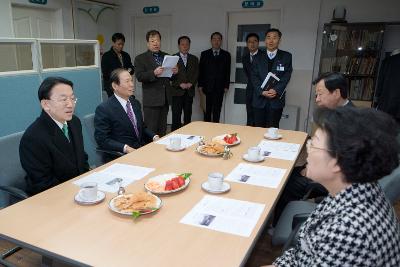 테이블에 둘러앉아 자료를 보면서 말씀을 나누는 시장님과 도지사님과 관련인사들3