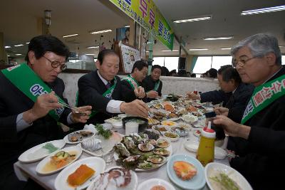 수산물을 시식하고 계시는 시장님과 임원들1