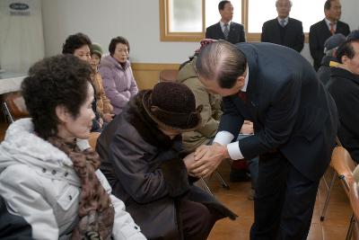 삼학동 연두순시를 하면서 사람들과 악수를 나누고 있는 시장님1