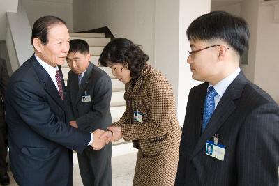 중앙동 연두순시를 하며 직원들과 악수를 나누는 시장님1