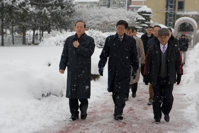 신년군경묘지참배의참석한문동신시장님과사람들1