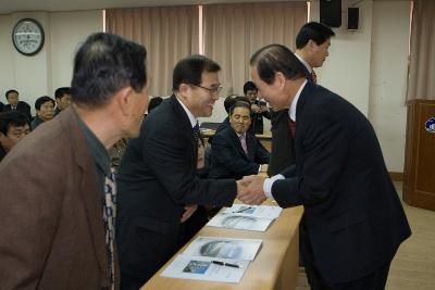 구암동 연두순시를 맞아 직원들과 악수하며 인사를 나누는 시장님4