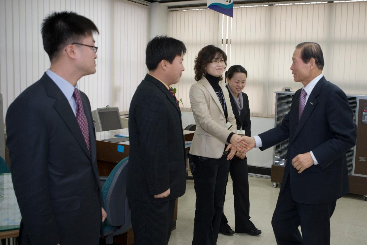 개정동 연두순시를 맞아 직원들과 악수를 나누고 있는 시장님1