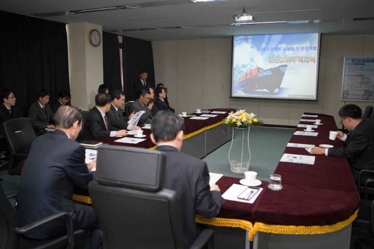 영상을 보고 있는 시장님과 도지사님과 관련인사들1