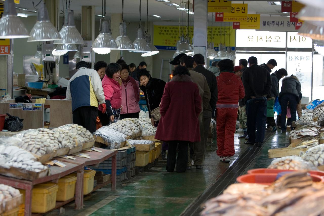 수산물을 보며 수산물센터주민과 말씀을 나누고 있는 사람들1