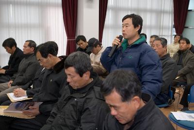 일어나 말씀하고 계신 직원과 앉아서 자료를 보고 있는 직원들