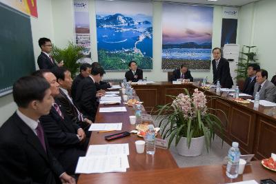 도지사 농축산관련 단체장 간담회에서 일어나 말하고 있는 임원과 참석한 시장님과 도지사님과 임원들이 테이블에 둘러 앉아있는 모습2