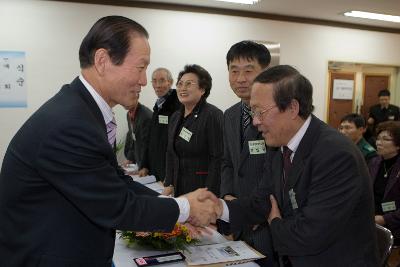 중미동 연두순시를 하면서 직원들과 악수를 나누는 시장님3