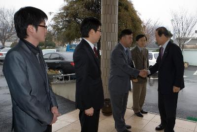 개정면 연두순시를 맞아 직원들과 악수를 나누며 인사하고 계시는 시장님1