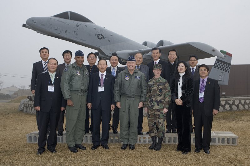 한미친선협의회 오산기지방문 기념으로 미군대표들과 시장님 외 임원들사진