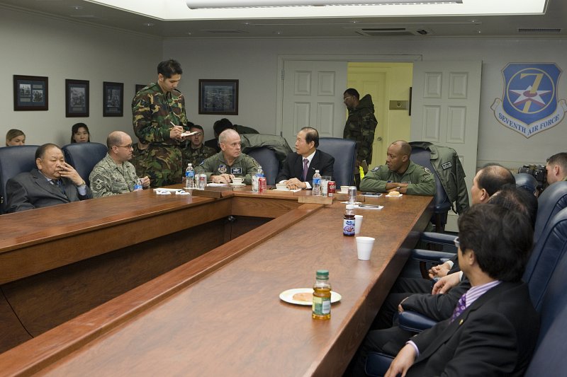 테이블을 둘러 앉아 말씀하고 계신 시장님과 미군대표와 임원들1