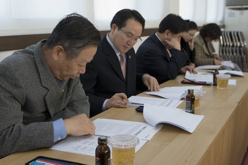 연두순시 자료를 읽어보고 있는 직원들2