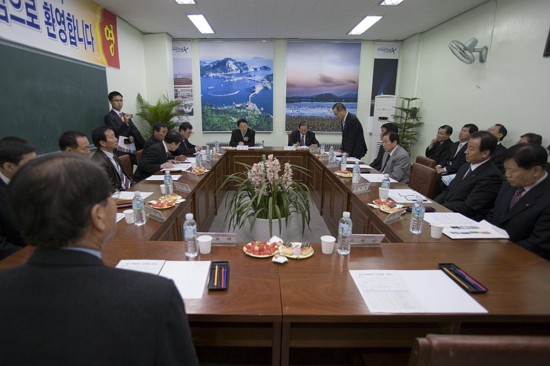 도지사 농축산관련 단체장 간담회에서 일어나 말하고 있는 임원과 참석한 시장님과 도지사님과 임원들이 테이블에 둘러 앉아있는 모습3