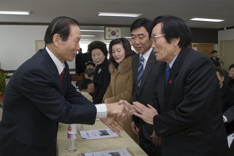 경암동 연두순시를 맞이해 직원들과 악수를 나누는 시장님4