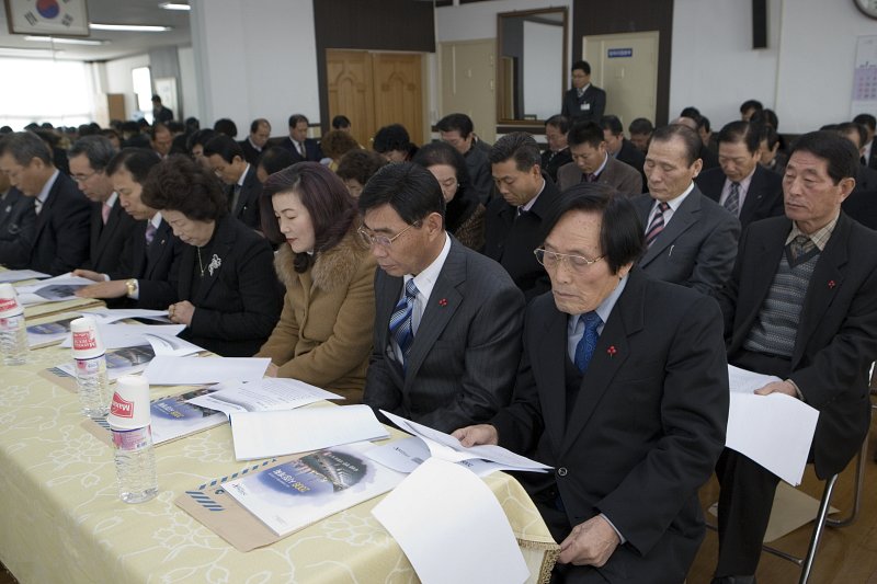 연두순시 자료를 보고 있는 직원들2