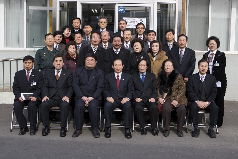 경암동 연두순시를 기념하는 사진을 찍고 있는 시장님과 직원들