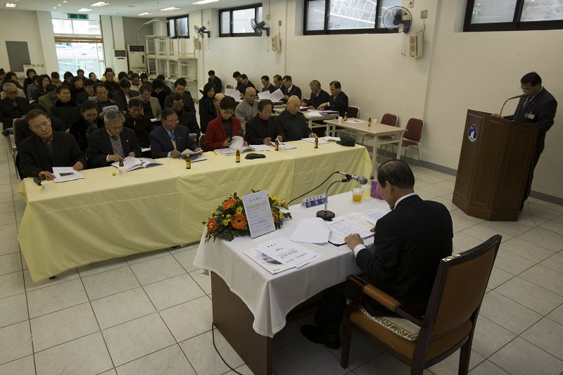 앞에 앉아 있는 시장님과 마주 앉아 있는 직원들3