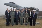 한미친선협의회 오산기지방문 기념으로 미군대표들과 시장님 외 임원들사진사진(00001)