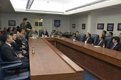 테이블을 둘러 앉아 말씀하고 계신 시장님과 미군대표와 임원들2사진(00005)