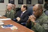 의자에 나란히 앉아 경청하고 계시는 시장님과 미군대표들사진(00006)