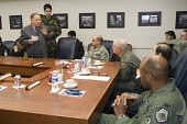 미군대표들과 시장님께 말하고 있는 임원사진(00012)
