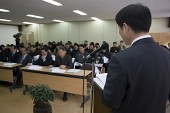소룡동 연두순시를 진행하는 진행자와 참석해 앉아있는 직원들사진(00007)