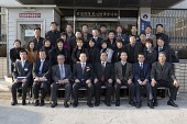 시장님과 직원들이 소룡동주민자치센터앞에 모여 앉아 찍은 사진사진(00017)