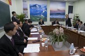 도지사 농축산관련 단체장 간담회에서 일어나 말하고 있는 임원과 참석한 시장님과 도지사님과 임원들이 테이블에 둘러 앉아있는 모습2사진(00002)