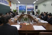 도지사 농축산관련 단체장 간담회에서 일어나 말하고 있는 임원과 참석한 시장님과 도지사님과 임원들이 테이블에 둘러 앉아있는 모습3사진(00003)