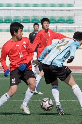 축구공을 차지하기 위해 애쓰는 선수들4