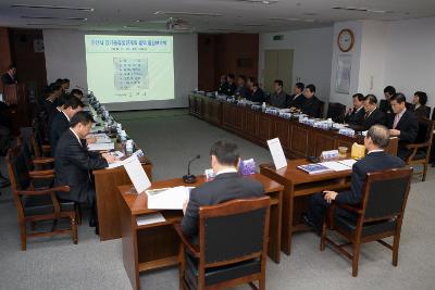 군산시 장기발전계획 용역보고회에 참석해 영상을 보고 있는 시장님과 관련인사들2