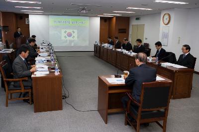 군산해양관광개발협의회에 모여 영상을 보고 계시는 시장님과 임원들3