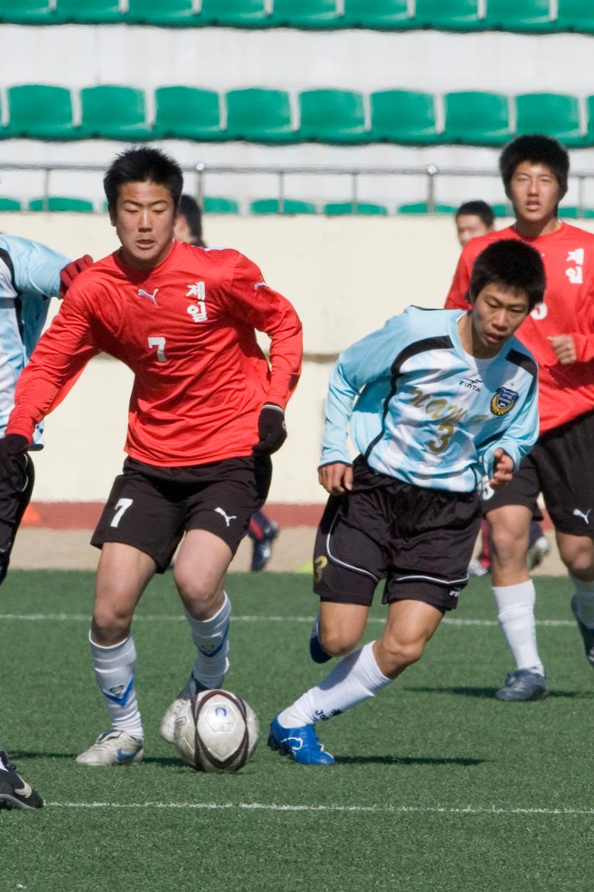 축구공을 차지하기 위해 열심히 달리는 선수들