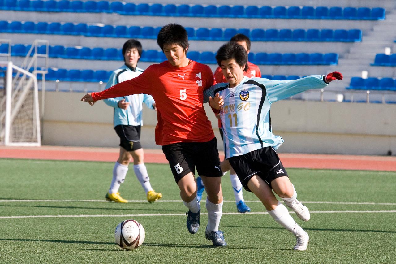 축구공을 차지하기 위해 애쓰는 선수들5