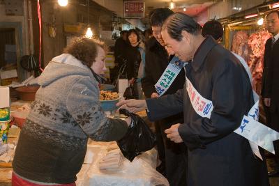 재래시장주민께 장을 보고 있는 시장님