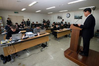 자치행정국 정례브리핑에서 앞에 나와 말씀하고 계시는 임원과 앉아서 듣고 계시는 임원들3