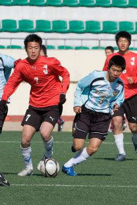 축구공을 차지하기 위해 열심히 달리는 선수들