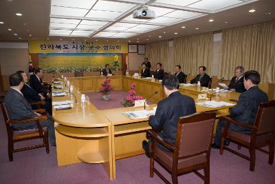 전북시장군수협의회에 모여 앉아 계시는 시장님들1