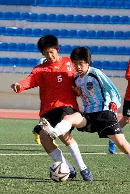 축구공을 차지하기 위해 애쓰는 선수들6