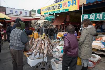 설명절 재래시장의 분주한 사람들의 모습1