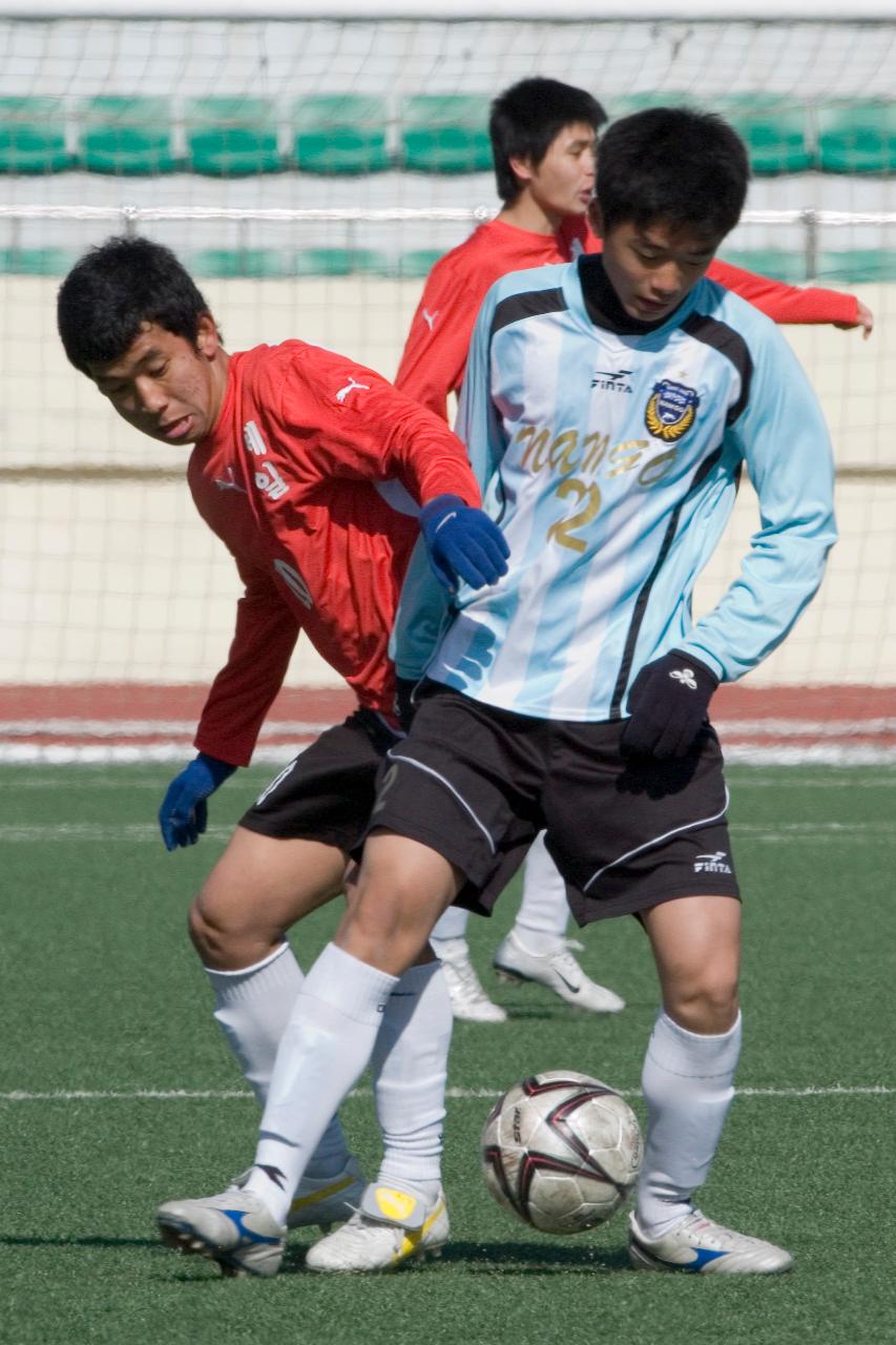 축구공을 차지하기 위해 애쓰는 선수들3