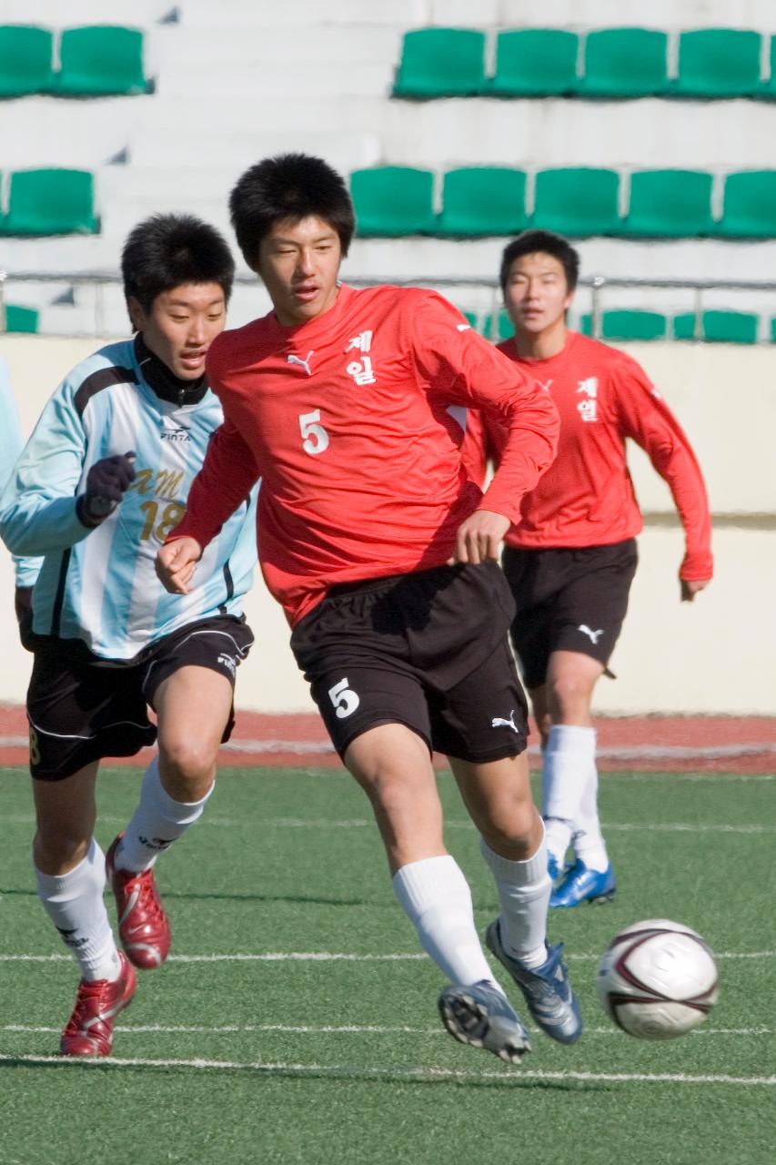 날아오는 축구공을 향해 점프하는 선수들3