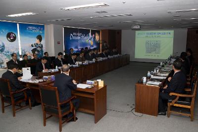 군산시 장기발전계획 용역보고회에 참석해 영상을 보고 있는 시장님과 관련인사들1