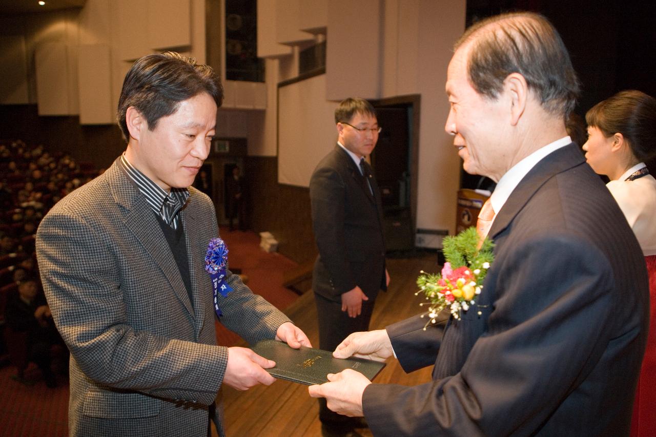 모범 식품위생업자 시상을 하고 있는 시장님4