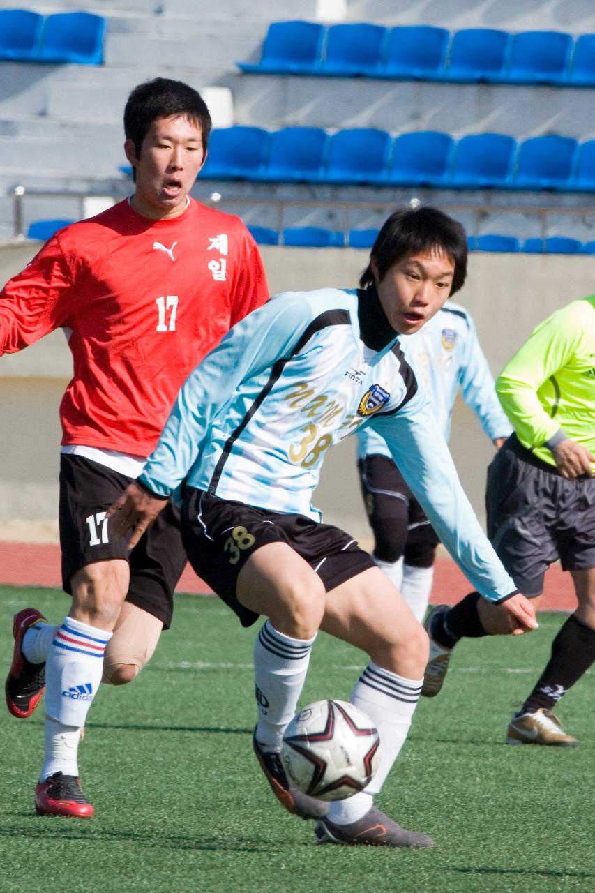 공을 끌고 가고 있는 선수와 그 뒤를 바짝 쫓는 선수들1