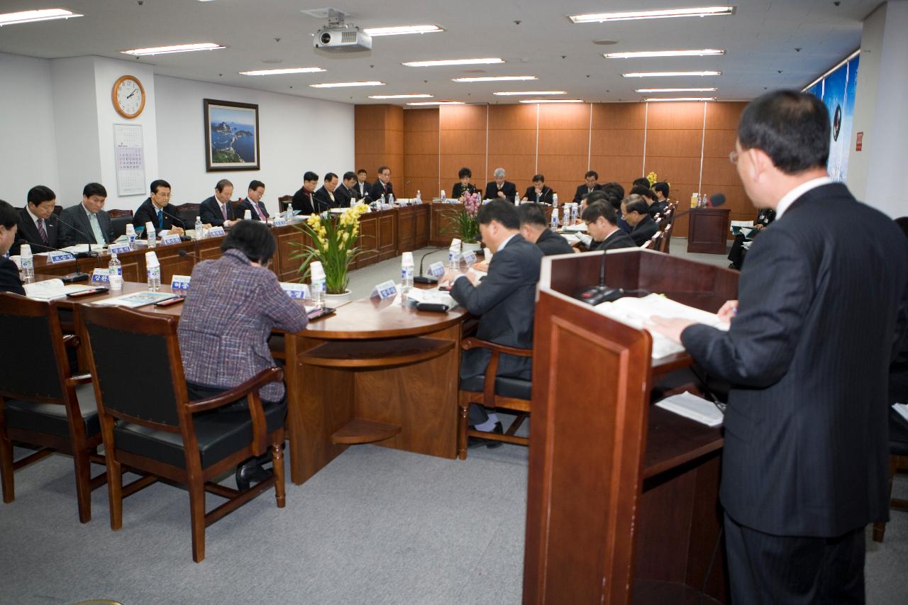 교육발전 진흥재단 협의회에 참석해 앉아계시는 시장님과 임원들5