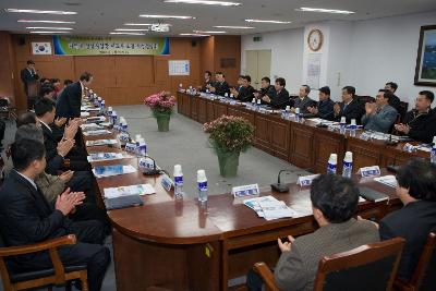 일어나 인사를 하는 시장님과 박수를 치고 있는 관련인사들