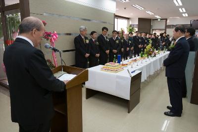 개소식 행사 진행을 하고 있는 진행자와 테이블 앞에 서있는 시장님과 관련인사들2